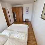 Blaz 2 - For 3 Persons, 150 M From The ノヴィ・ヴィノドロスキー